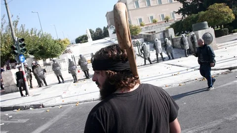 Atina'da çiftçiler polisle çatıştı