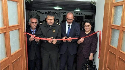 Kırşehir'de 'Ebru Sanatı Sergisi' açıldı