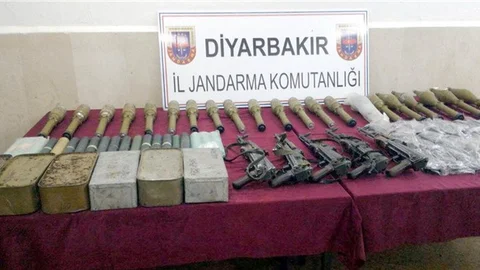 Diyarbakır’da yol kontrolünde cephane yüklü araç ele geçirildi