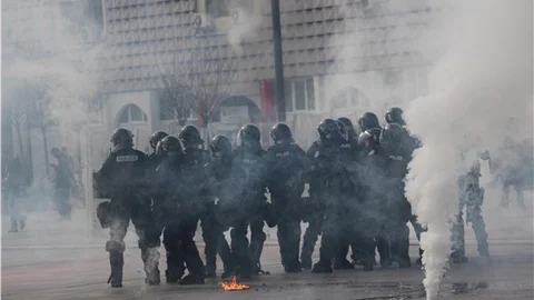 Kosova'da muhalifler yine polisle çatıştı