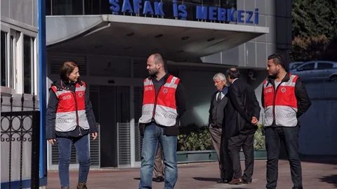 Kaynak Holding’te polis ablukası devam ediyor