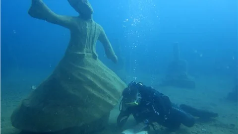 Su altında kitap okudular