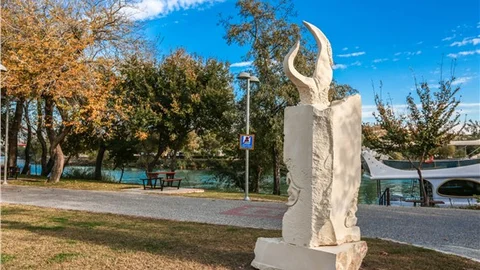 12 heykel ırmak kenarına yerleştirildi