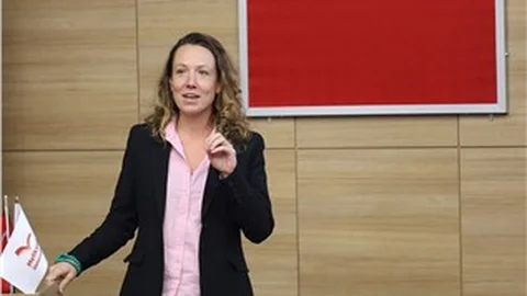 Dünyayı yürüyerek dolaşan kadından Melikşah Üniversitesi'ne ziyaret