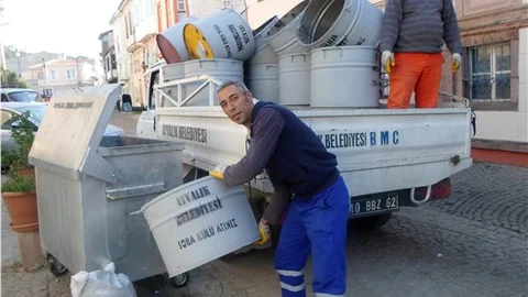 Ayvalık Belediyesi soba külü kovası dağıtıyor