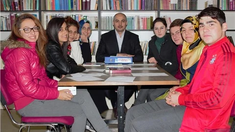 Öğrenciler, ev ziyaretleri yapıp ailelerle birlikte kitap okuyor