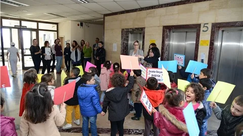 Çocuklar Kadıköy Belediyesi'ni işgal etti!