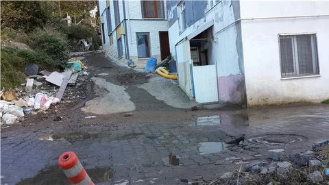 Su sızıntısı yolu çökertti