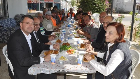 Başkan Turgut, İşçilerle Öğle Yemeği Yedi