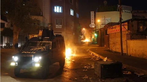 Beyoğlu’nda izinsiz gösteriye polis müdahalesi