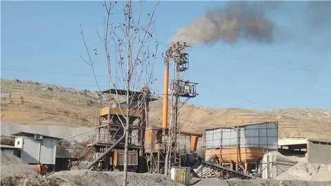 Karayolları asfalt şantiyesi bacasından çıkan duman, zehir saçıyor