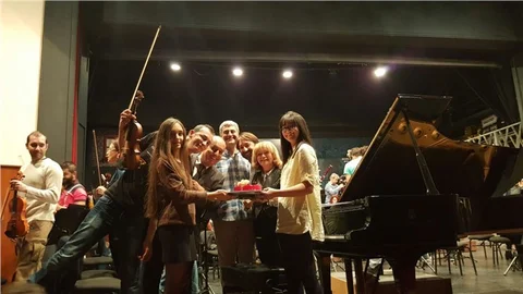 İdil Biret, doğum gününü sahnede kutladı