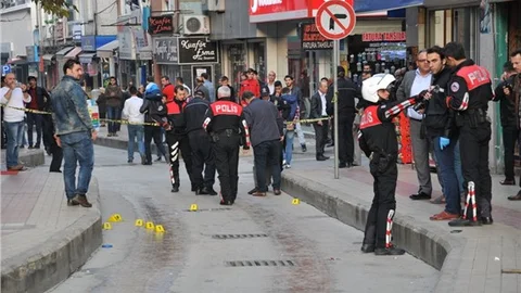 Çarşı ortasında hasmına kurşun yağdırdı, olayla ilgisi olmayan 5 kişiyi yaraladı