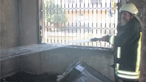 Salonda kahvaltı yaparken çocuk odasında çıkan yangını komşularından öğrendiler