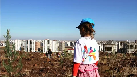 Diyarbakırlılar, bakanlığın askeri alan yaptığı kent ormanı için yürüdü