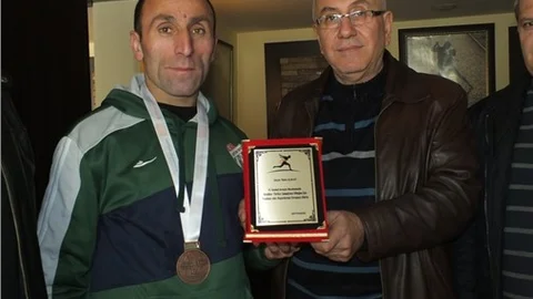 35 bin kişi arasında 29. olan Alkan plaketle ödüllendirildi