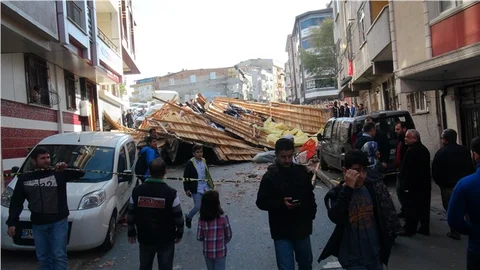 Esenler'de çatı uçtu 1 kişi yaralandı, 5 araç zarar gördü