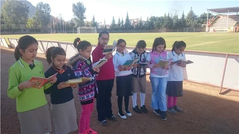 Burçlu öğrenciler stadyumda kitap okuma programı düzenledi
