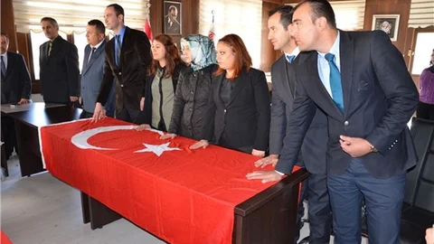 Memurlar, ellerini bayrak üzerine koyarak yemin etti
