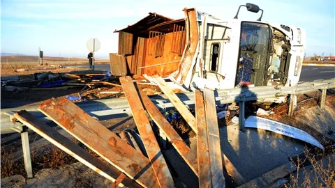 Adaklık koyun yüklü kamyon devrildi 2 kişi yaralandı, 25 koyun telef