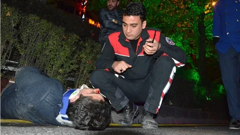 Otomobili ile yayalara çarptı sonra da kaçtı 2 ağır yaralı