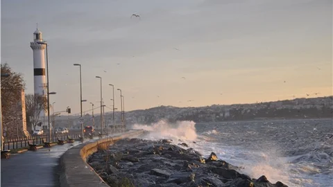 Lodos İstanbul’da etkili oluyor, vapur seferleri iptal