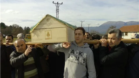 Oktay Usta, babasını toprağa verdi