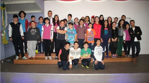 Öğretmenler Günü'nde, öğretmenlerini anlatan tiyatro hediye ettiler