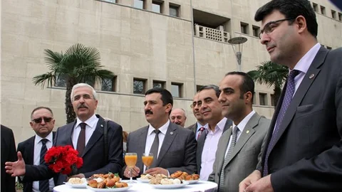 Öğretmenler, öğretmenler gününü adliyede kutladı