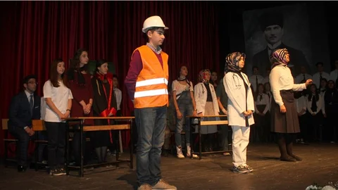 Göreve yeni başlayan öğretmenler, Türk bayrağına el koyarak yemin etti