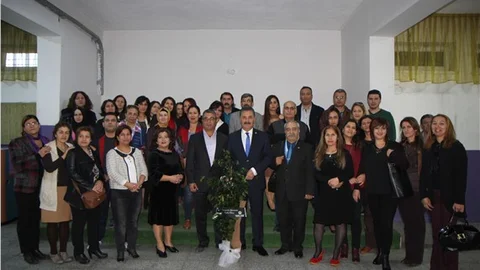 BAŞKAN TUNA’DAN, ÖĞRETMENLERE ÇİÇEK
