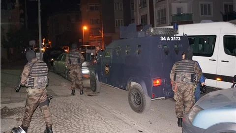 Küçükçekmece’de polis baskını