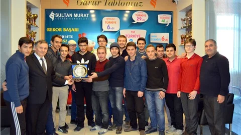 Eski öğretmenlerine pankartlı Öğretmenler Günü sürprizi