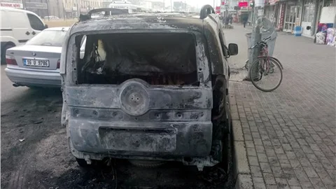 Bursa’da 3 otomobil alev alev yandı