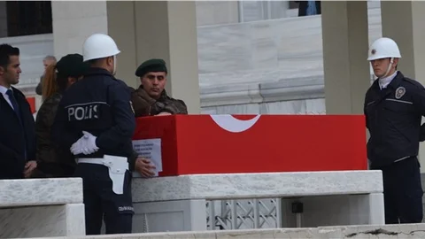 Şehit eşini, üniformasını giyerek uğurladı