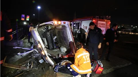 Zeytinburnu'nda kaza 2'si ağır, 4 yaralı