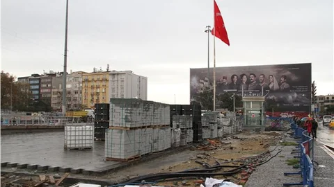 Atatürk Kültür Merkezi reklam panosuna döndü