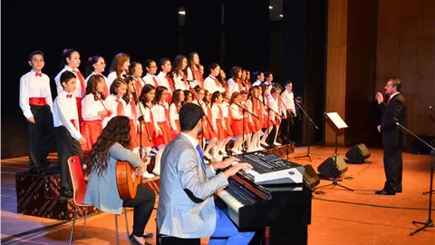 Minik öğrenciler, ilk konserlerini öğretmenleri için verdi