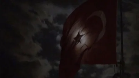 Türk bayrağı ile dolunay aynı kareye girince...