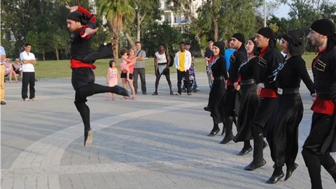 İskandinav sporculara Kafkas halk oyunları resitali