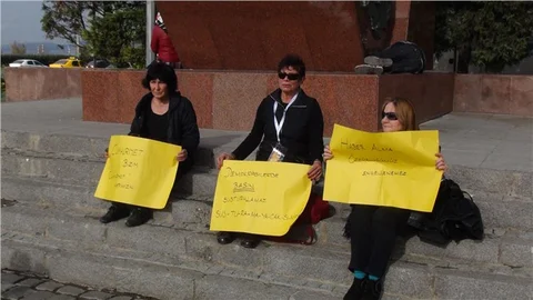 Dündar ve Gül'ün tutuklanmasını İzmir'de üç kadın protesto etti
