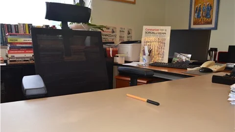 Can Dündar'ın masasında 'sorumlu benim' manşeti kaldı