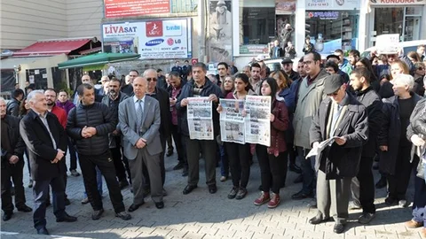 Can Dündar ve Erdem Gül’ün tutuklanması protesto edildi