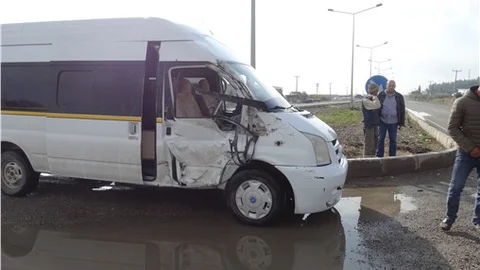 Kum kamyonu devrildi, Kahramanmaraş-Adana yolu bir süre trafiğe kapatıldı