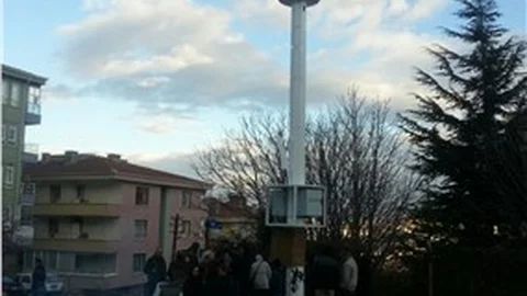 Mahalleli yeni dikilen baz istasyonunun içini harçla doldurdu