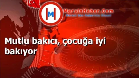 Mutlu bakıcı, çocuğa iyi bakıyor