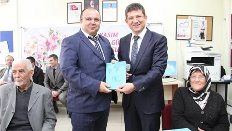 Denizli Merkezefendi Belediyesi öğretmenlere ajanda hediye etti