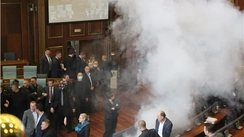 Kosova'da Meclis salonuna yine gaz atıldı