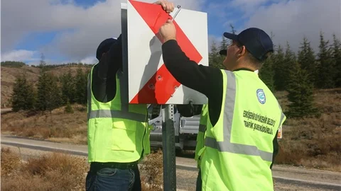 Kurşunlanan trafik levhalarının faturası 700 bin lira
