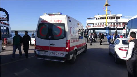 Çanakkale'de feribot iskeleye çarptı 13 yaralı